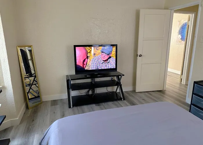 Entire Lovely 3-Bedroom Home W Yard, Parking