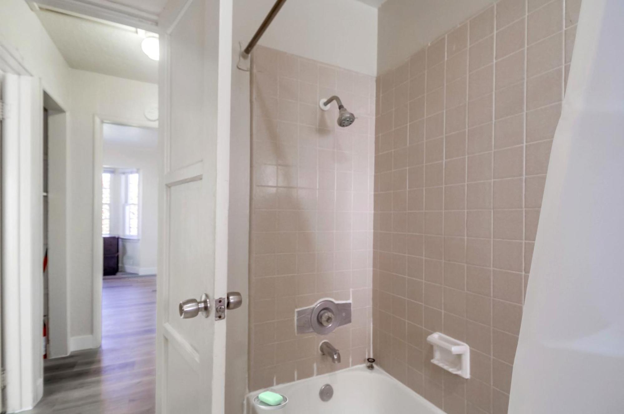Entire Lovely 3-bedroom W Yard, Parking Holiday home *