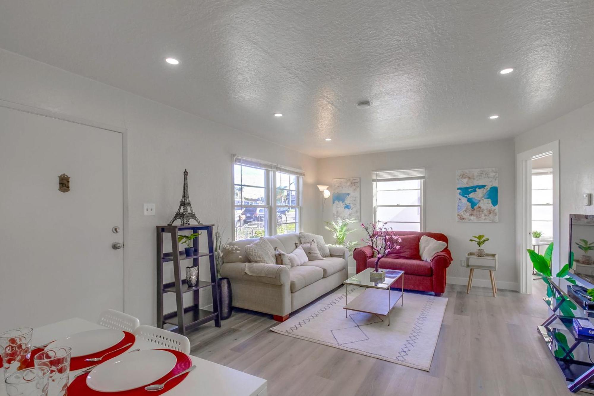 Entire Lovely 3-bedroom W Yard, Parking