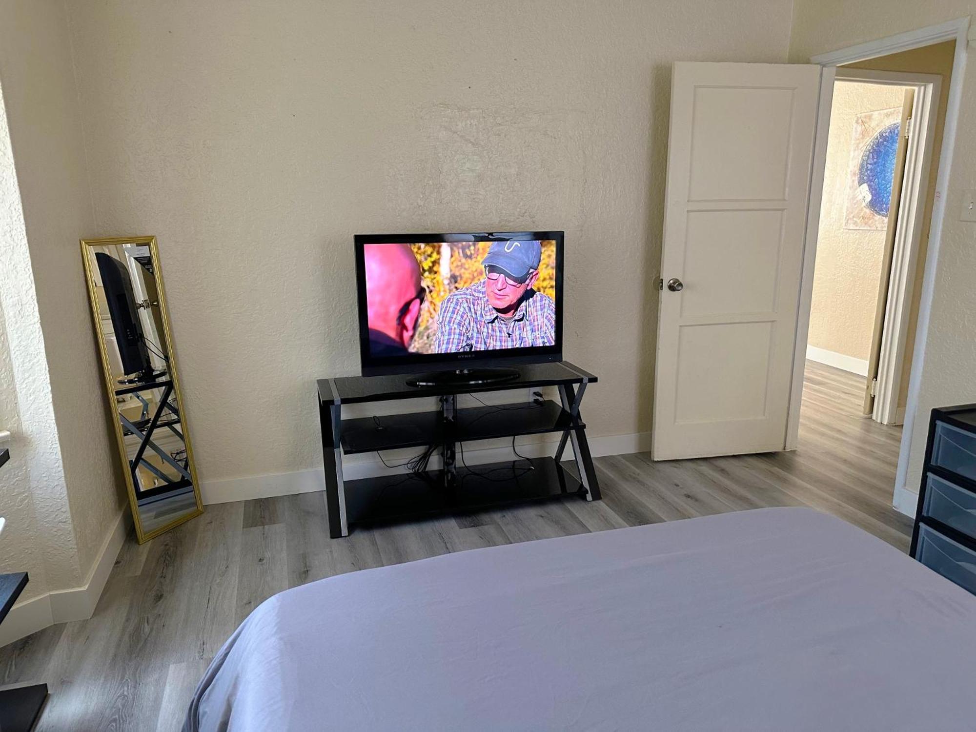 Entire Lovely 3-bedroom W Yard, Parking Holiday home *